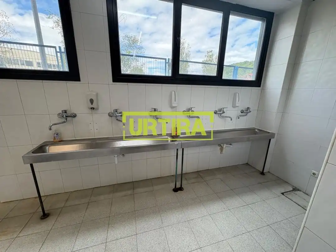 Badezimmer von Fabrikhallen zum Verkauf in Hernani