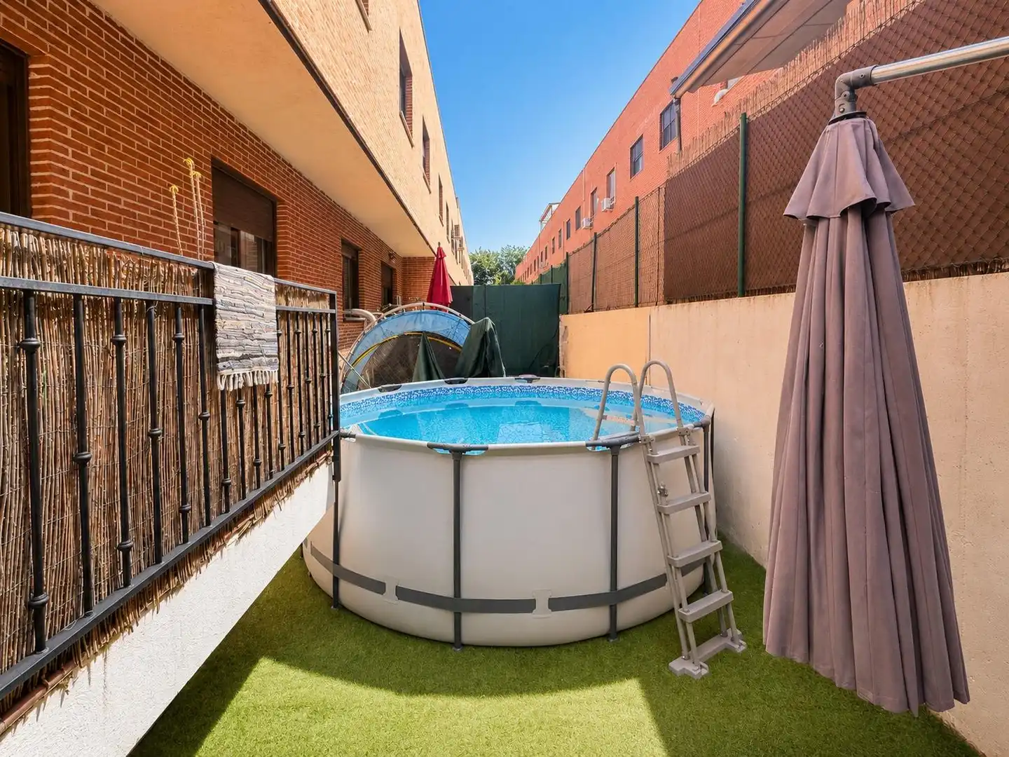 Piscina de Casa adosada en venta en Valdemoro con Calefacción, Jardín privado y Terraza