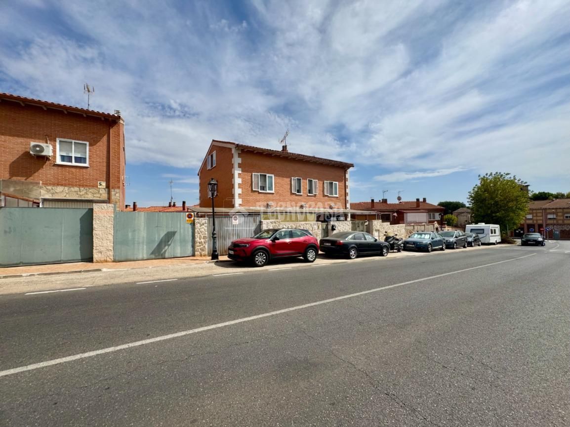 Vista exterior de Casa o xalet en venda en Villanueva de la Torre amb Calefacció i Jardí privat