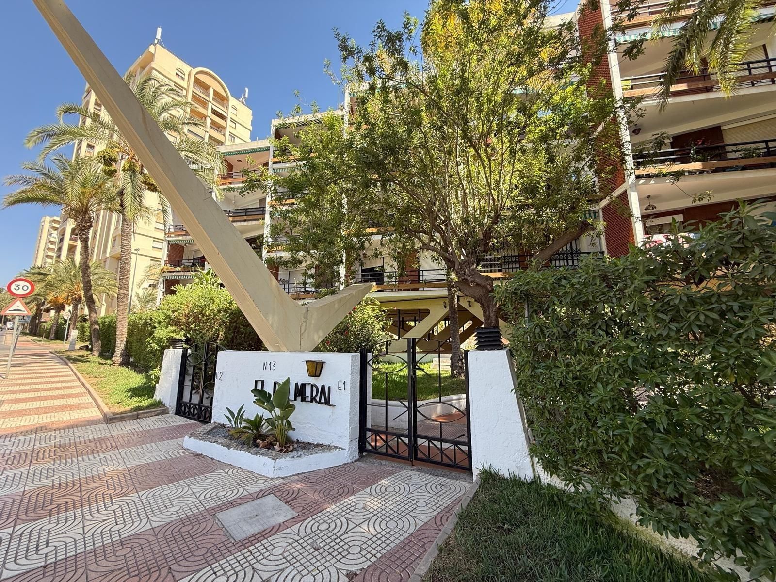 Vista exterior de Pis en venda en Roquetas de Mar amb Jardí privat i Terrassa