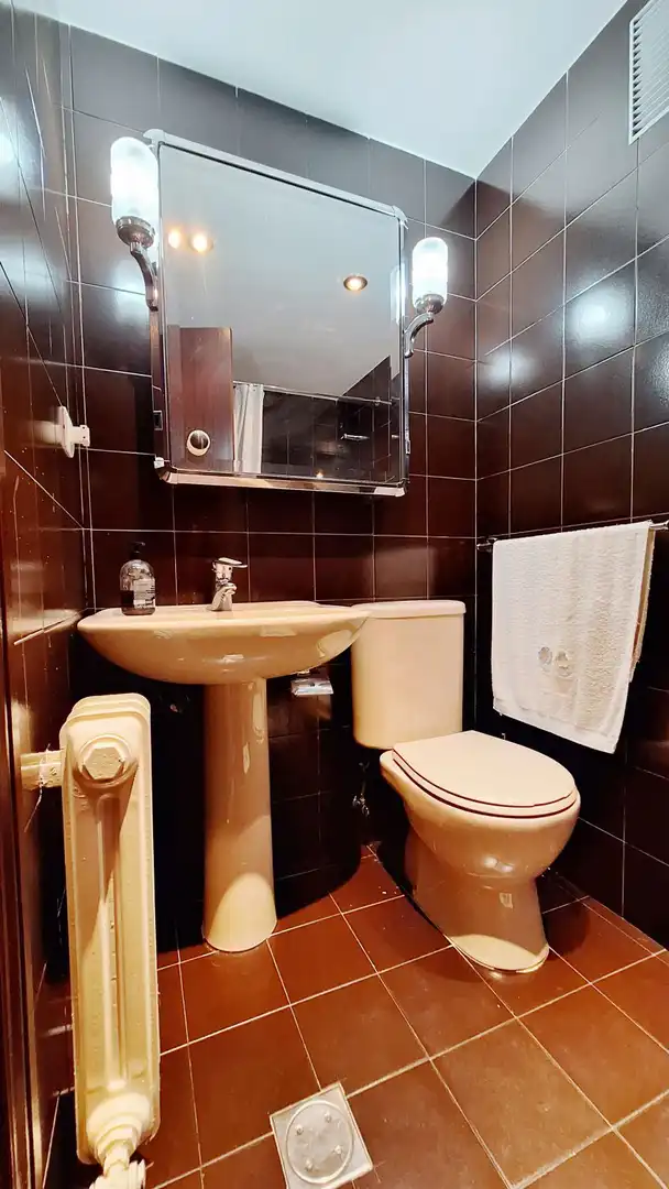 Baño de Piso de alquiler en Oviedo  con Calefacción, Parquet y Amueblado