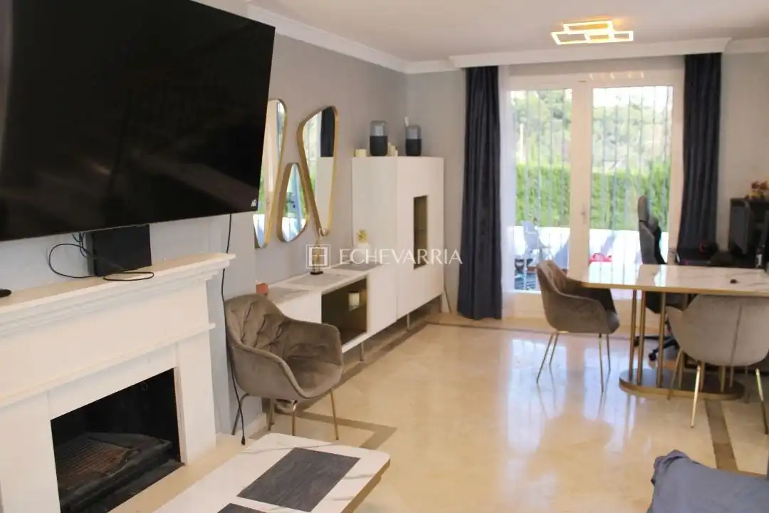 Sala d'estar de Casa o xalet en venda en Marbella amb Aire condicionat, Calefacció i Jardí privat