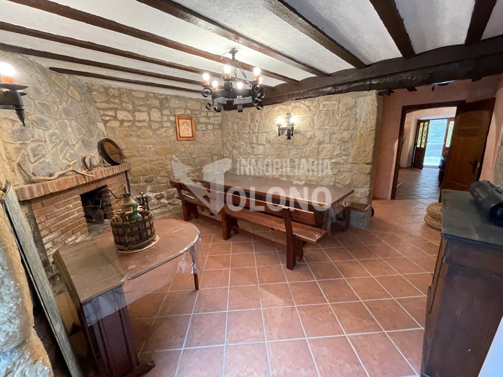 Menjador de Casa o xalet en venda en Cuzcurrita de Río Tirón amb Parquet, Moblat i Balcó