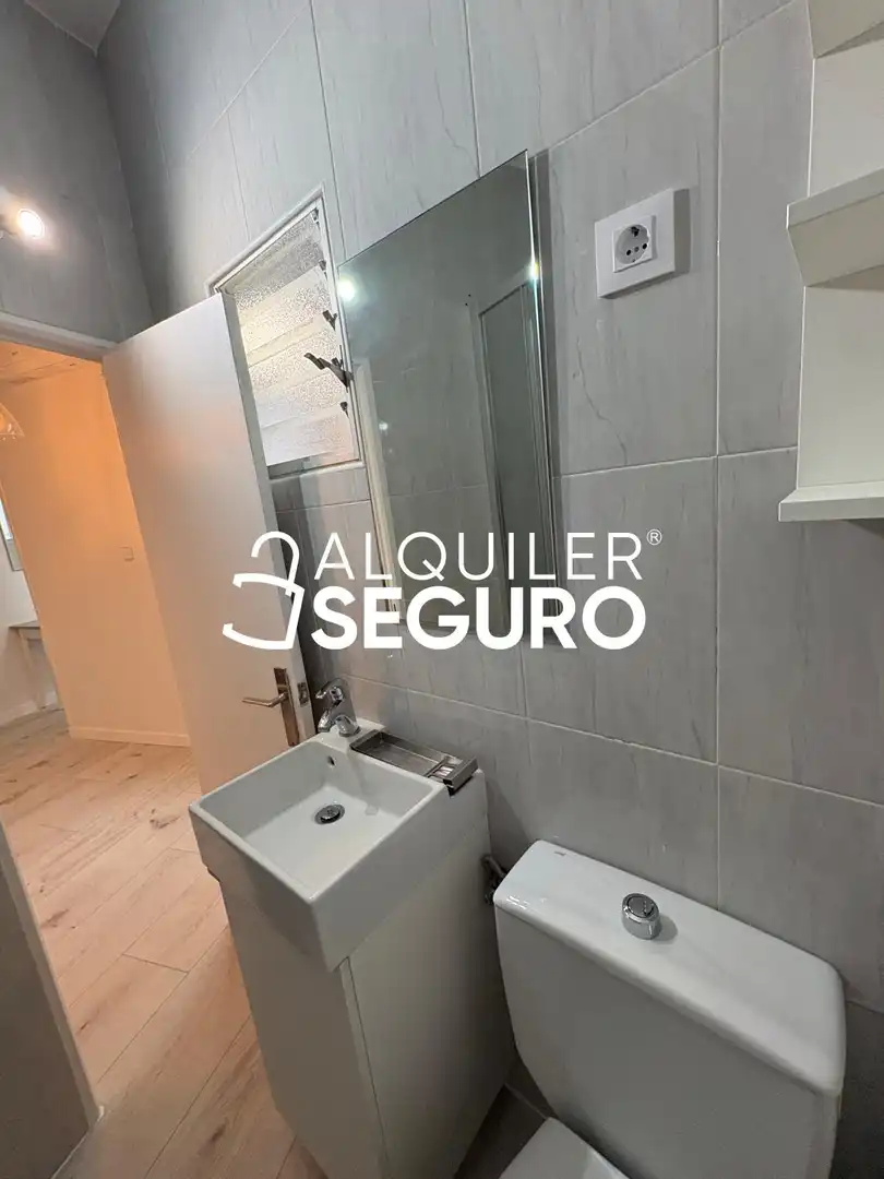 Badezimmer von Wohnung zur Miete in Madrid mit Klimaanlage, Heizung und Möbliert
