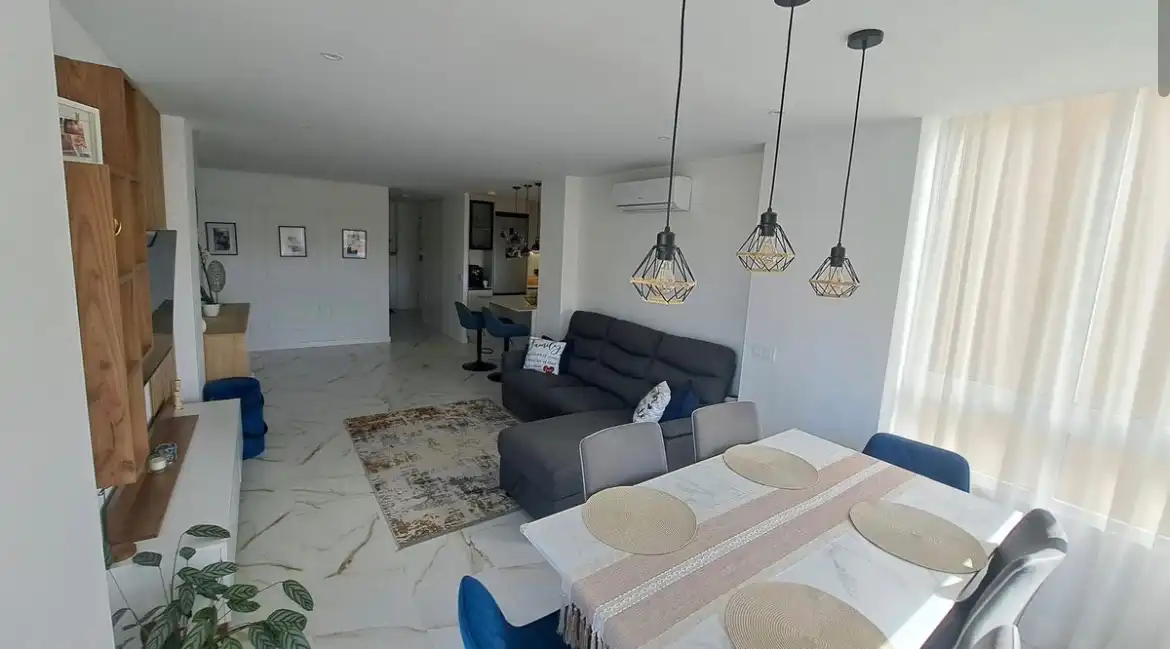 Sala d'estar de Pis en venda en Fuengirola amb Aire condicionat, Terrassa i Traster