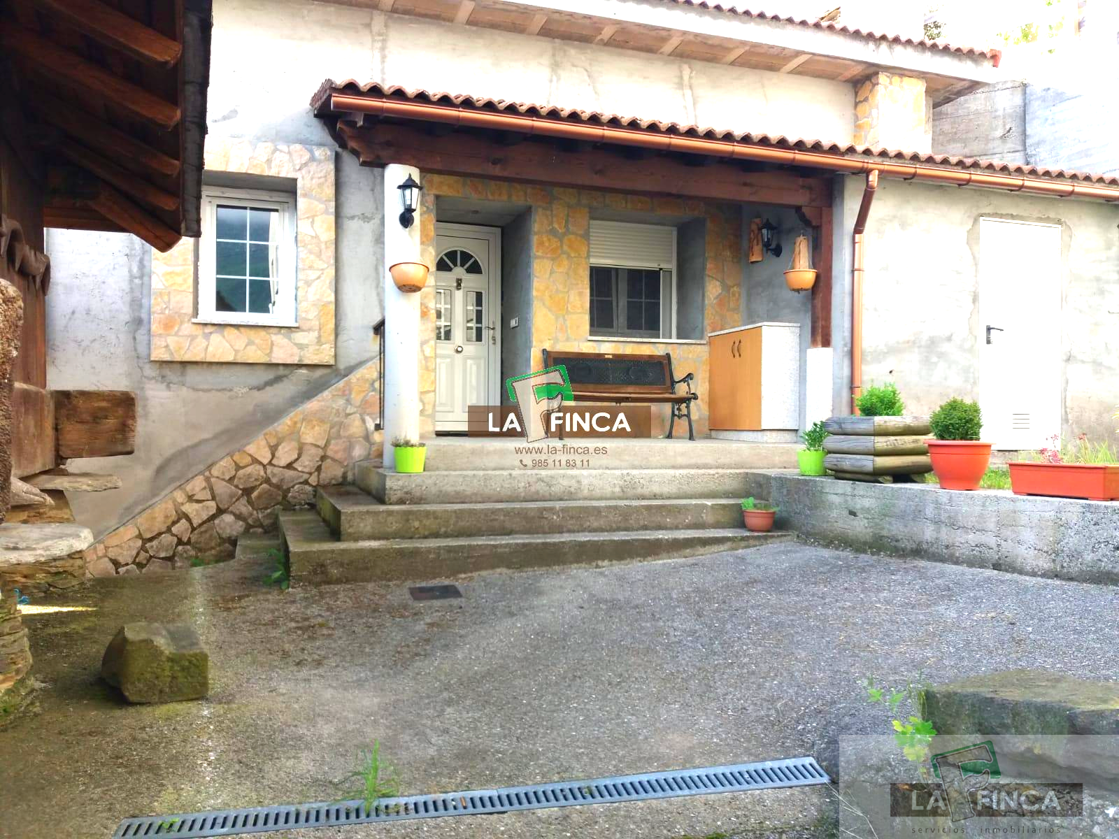 Exterior view of House or chalet for sale in Cangas del Narcea  with Terrace and Furnished