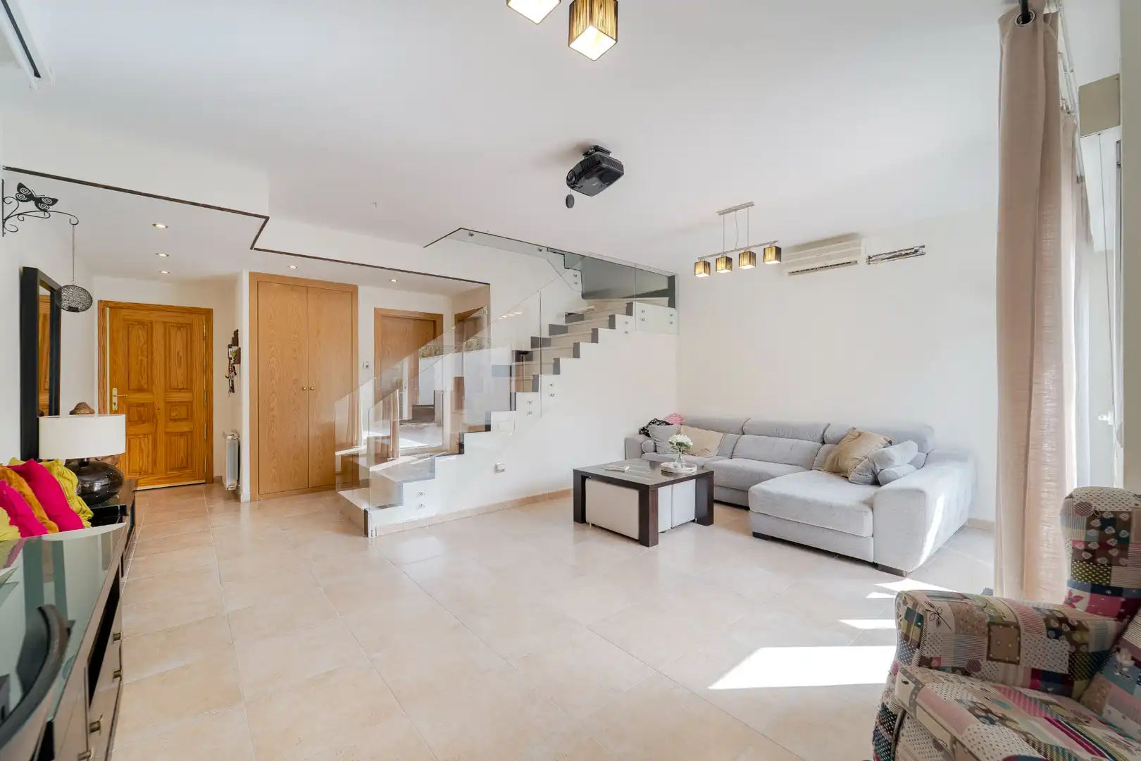 Sala de estar de Casa adosada en venta en Casarrubios del Monte con Aire acondicionado, Calefacción y Jardín privado