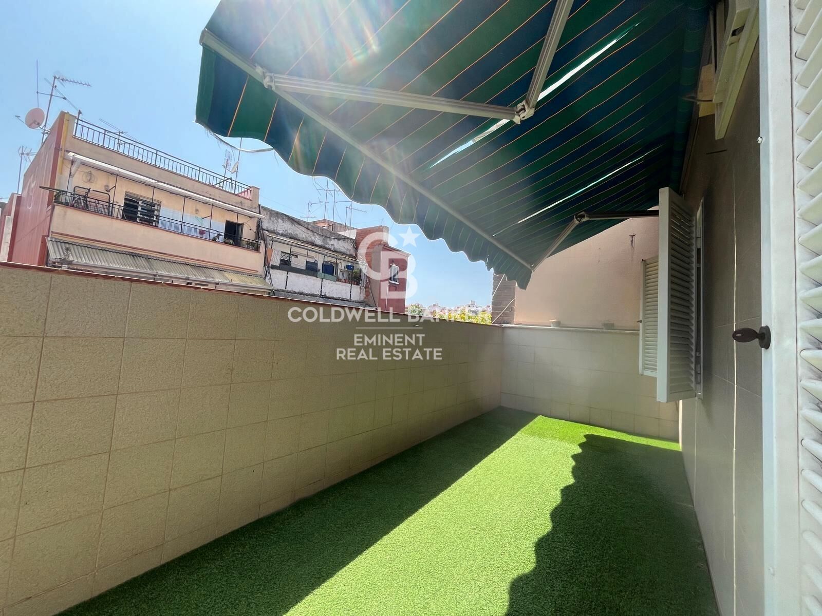 Exterior view of Attic for sale in L'Hospitalet de Llobregat  with Air Conditioner, Parquet flooring and Terrace