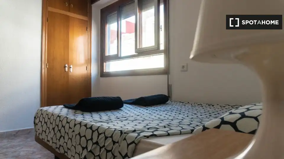 Habitación de Piso de alquiler en Valencia con Aire acondicionado, Calefacción y Amueblado