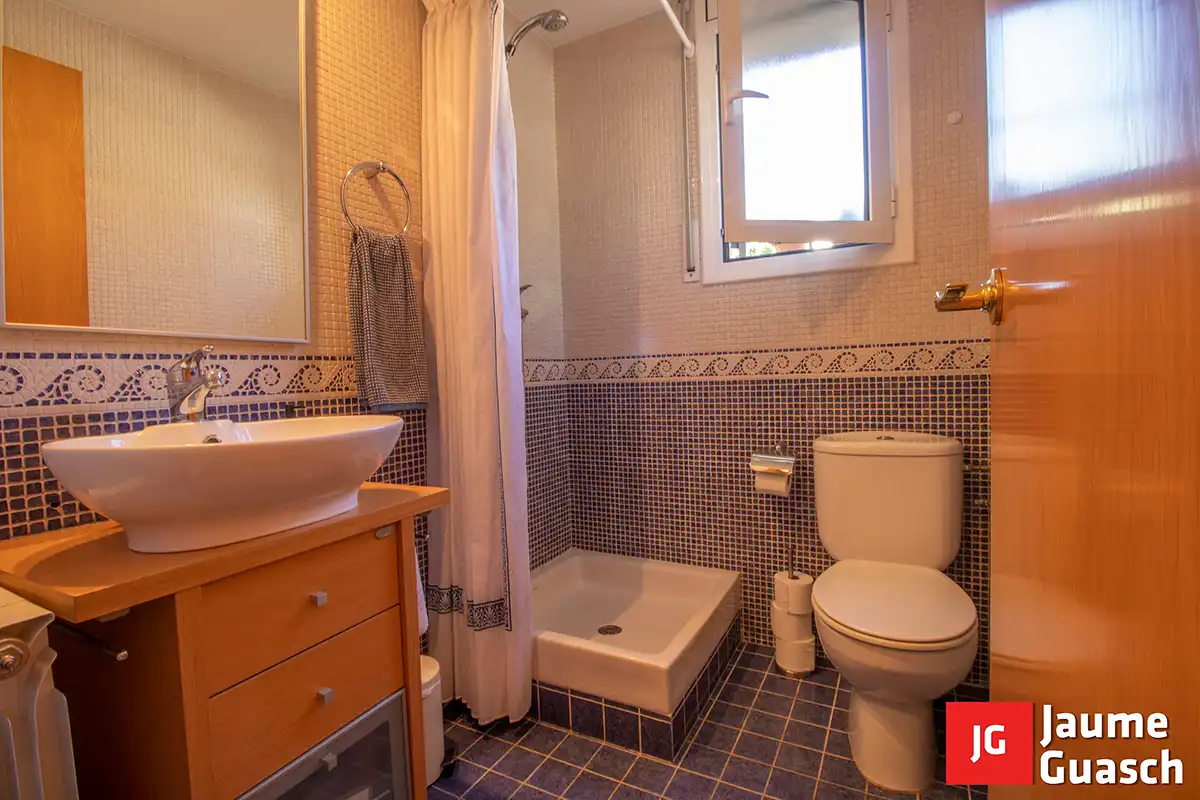 Badezimmer von Einfamilien-Reihenhaus zum Verkauf in Torredembarra mit Klimaanlage, Heizung und Privatgarten