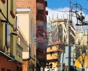 Vista exterior de Casa o xalet en venda en León Capital  amb Terrassa