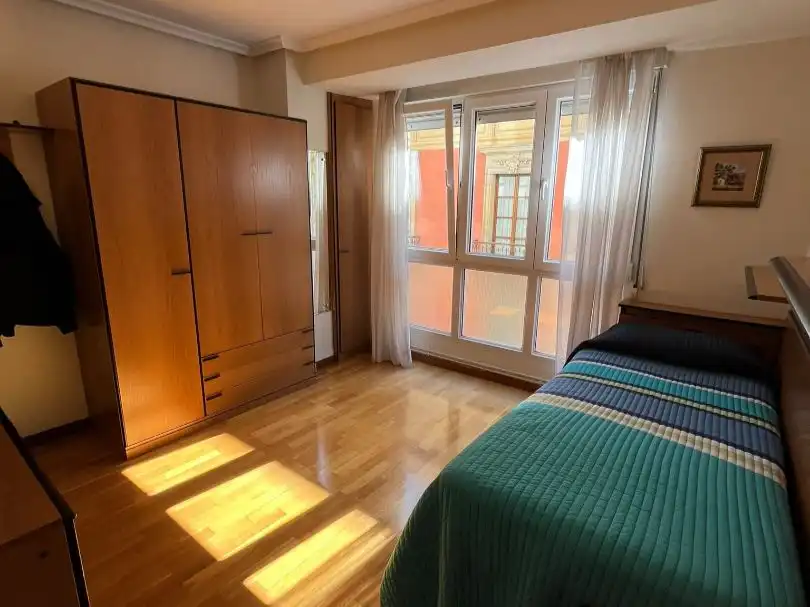Dormitori de Pis en venda en Gijón  amb Terrassa i Balcó