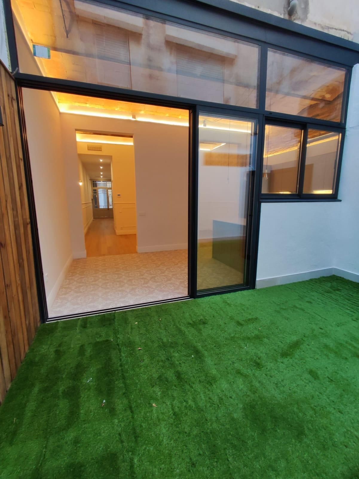 Planta baja for sale in Badalona  with Air Conditioner and Alarm