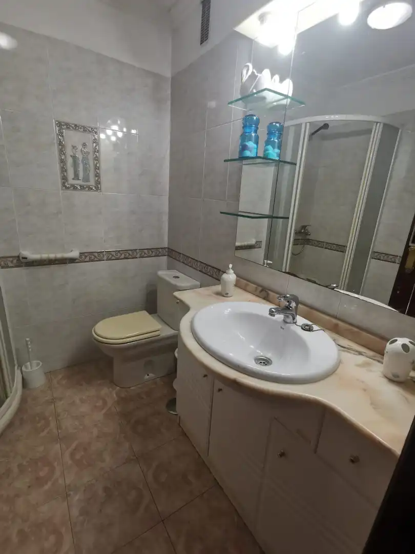 Bany de Apartament de lloguer en Santa Cruz de Tenerife amb Moblat, Forn i Rentadora