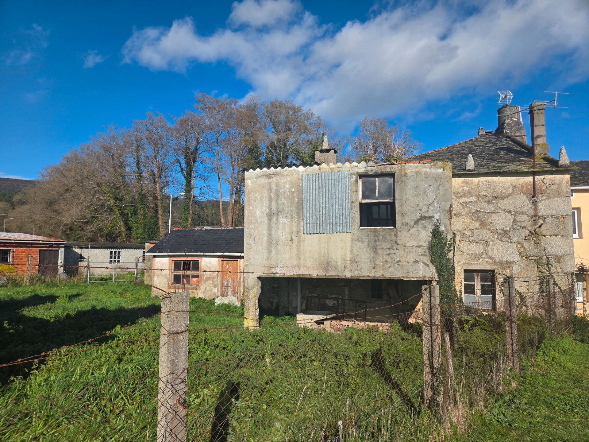 Exterior view of Single-family semi-detached for sale in O Valadouro    with Private garden and Storage room