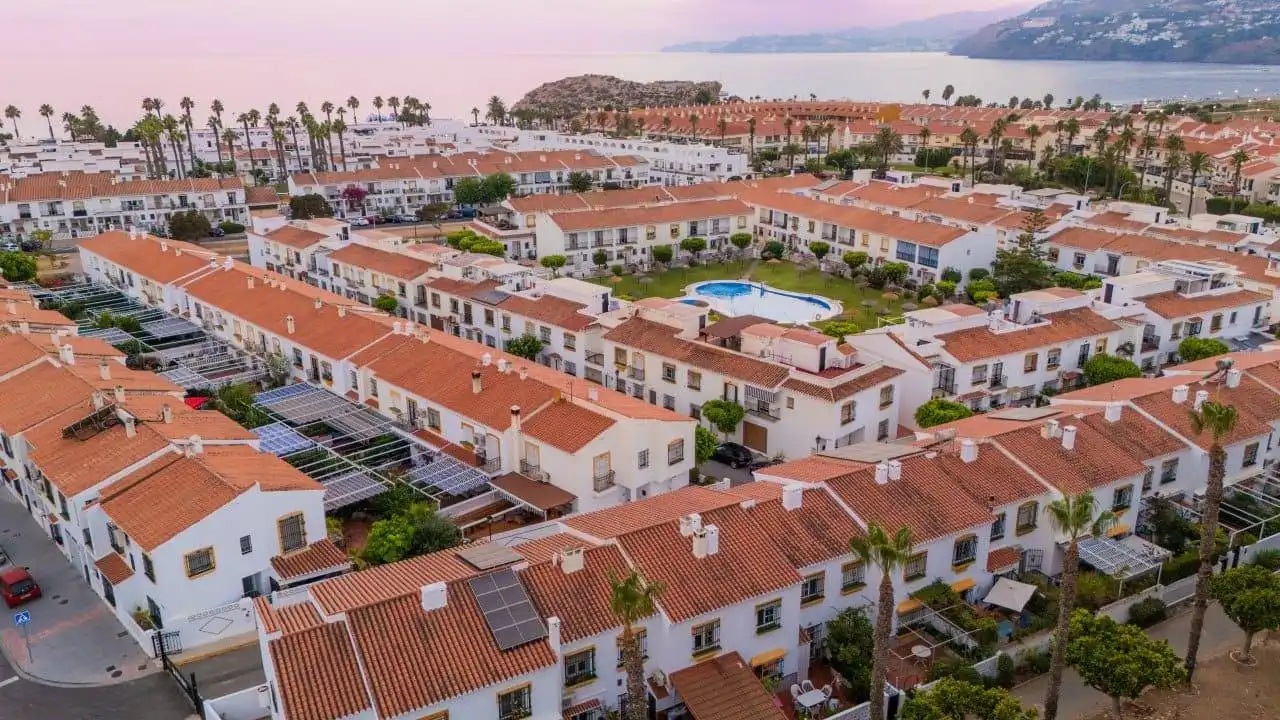 Vista exterior de Casa o xalet en venda en Salobreña amb Aire condicionat, Terrassa i Piscina comunitària