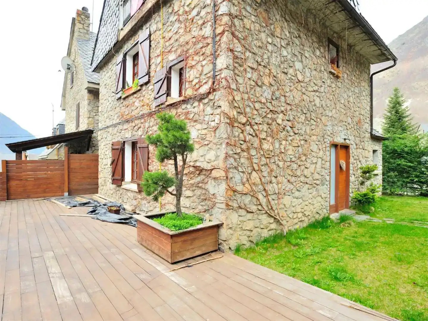 Vista exterior de Casa o xalet en venda en Naut Aran amb Balcó