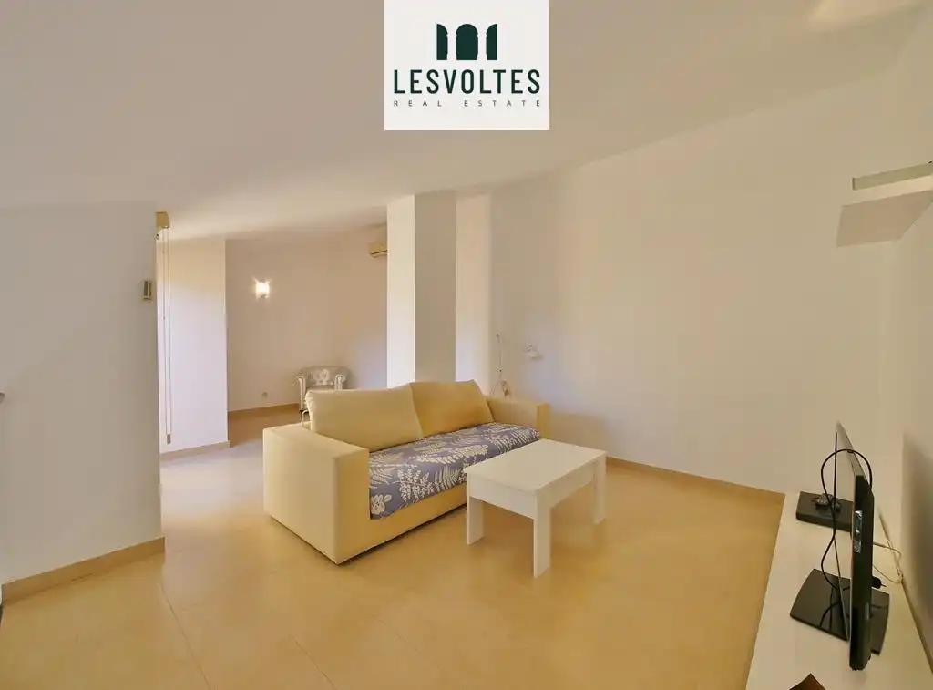 Sala de estar de Piso en venta en La Bisbal d'Empordà con Calefacción, Terraza y Amueblado
