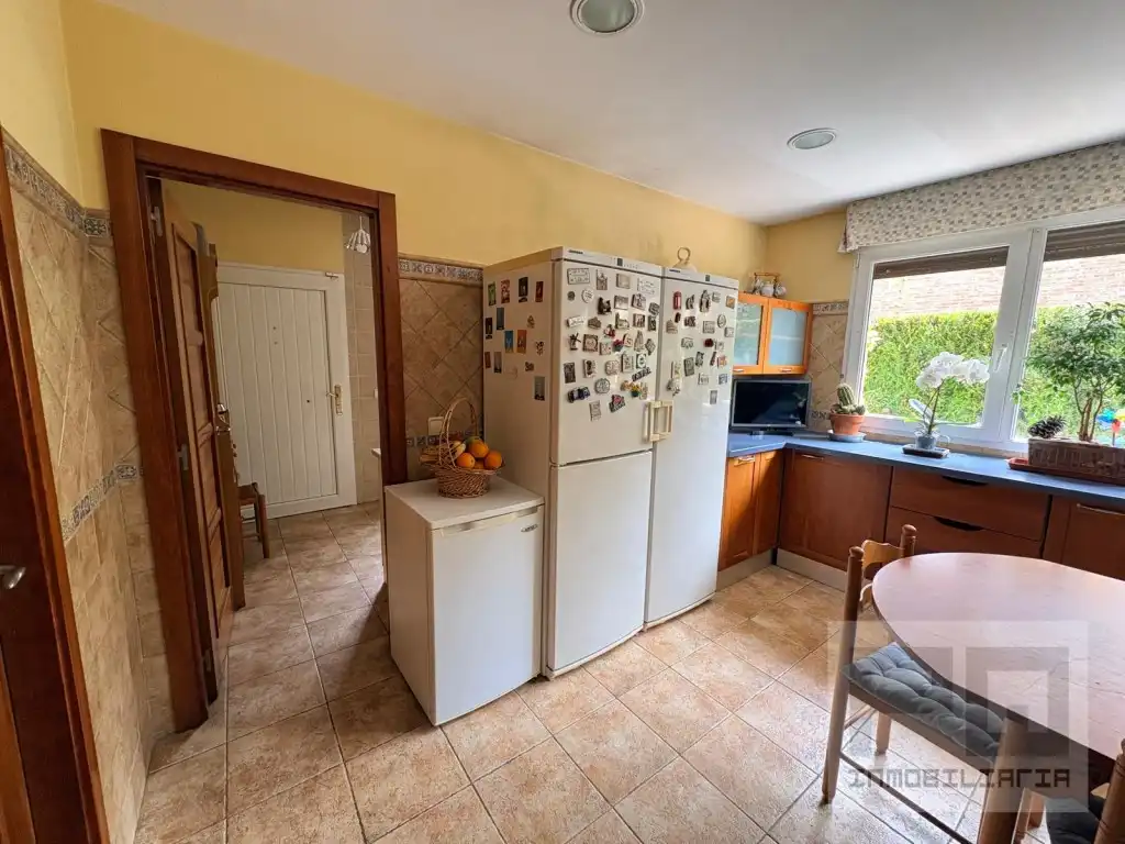 Küche von Haus oder Chalet zum Verkauf in Las Navas del Marqués  mit Ofen, Waschmaschine und Mikrowelle