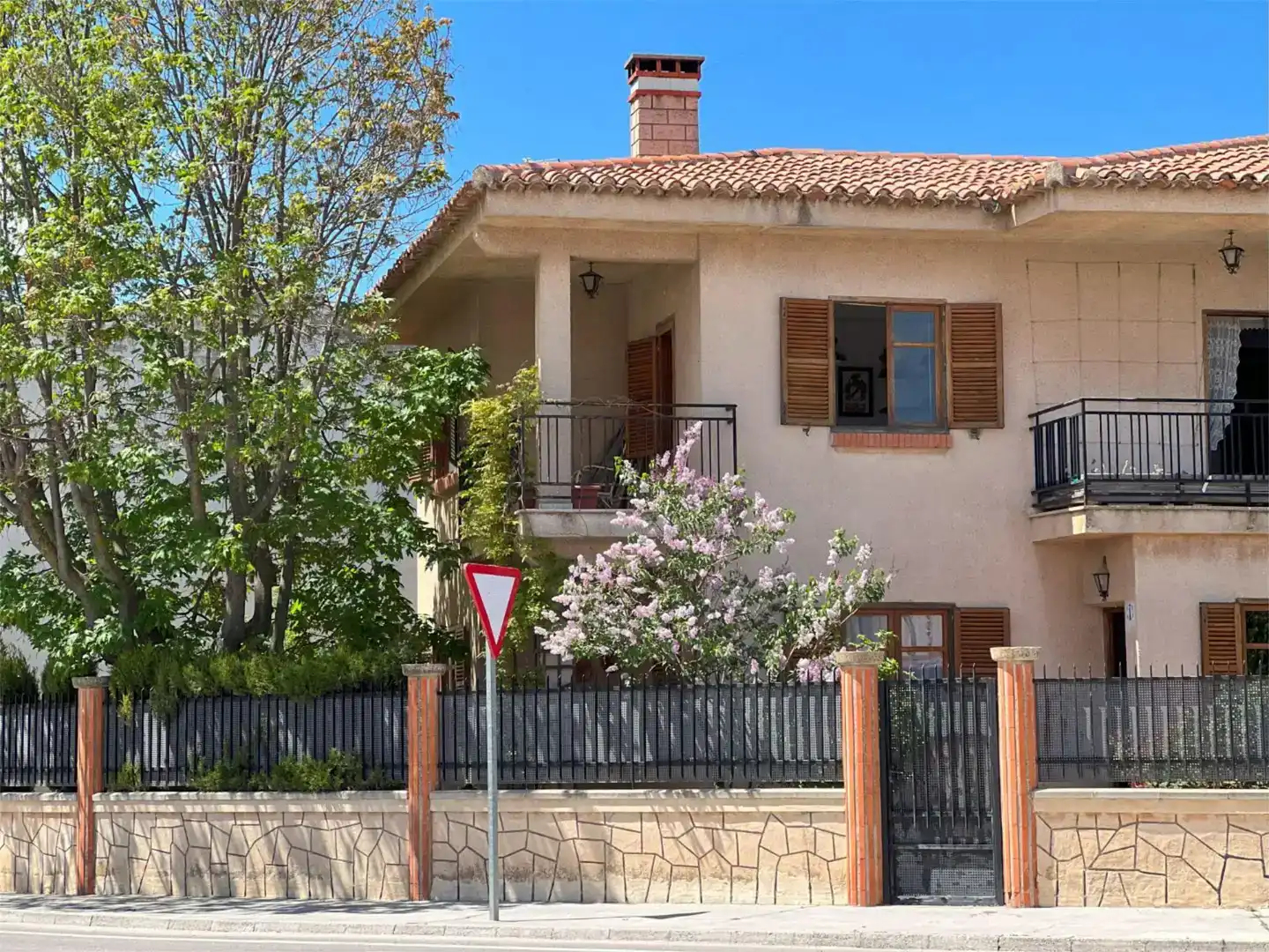 Exterior view of Flat for sale in Camporrobles  with Private garden, Storage room and Furnished