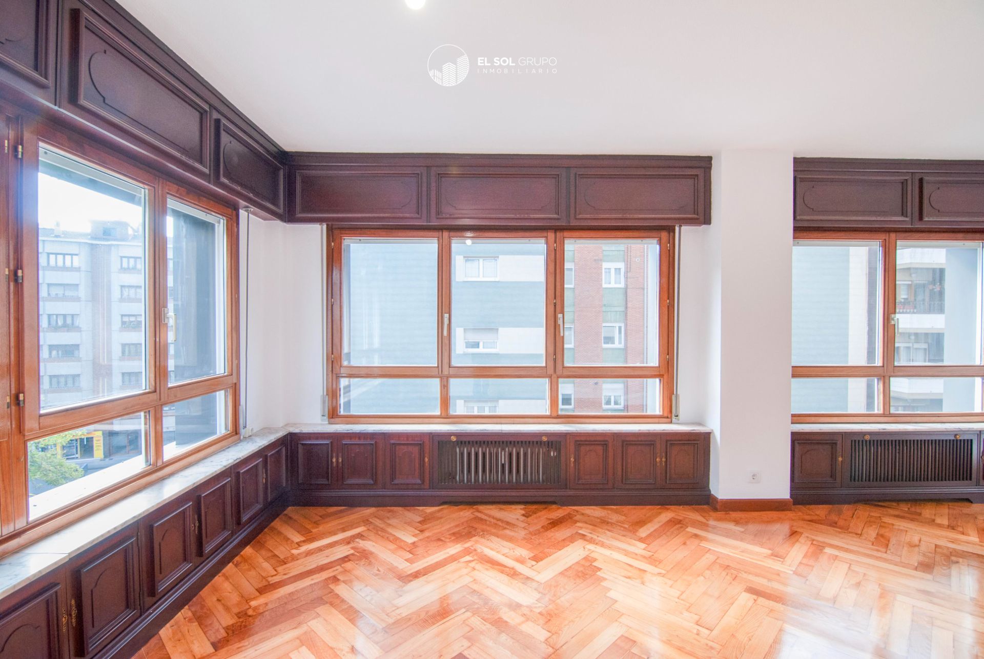 Living room of Flat for sale in Gijón   with Heating, Parquet flooring and Storage room