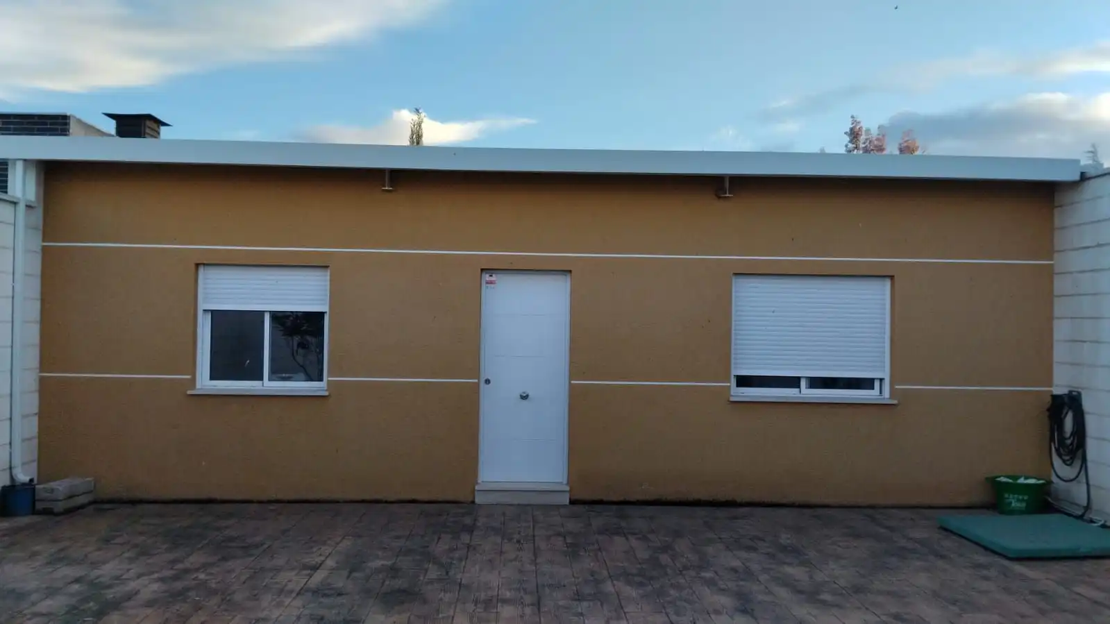 Vista exterior de Casa o xalet en venda en Carrión de Calatrava amb Jardí privat, Terrassa i Piscina