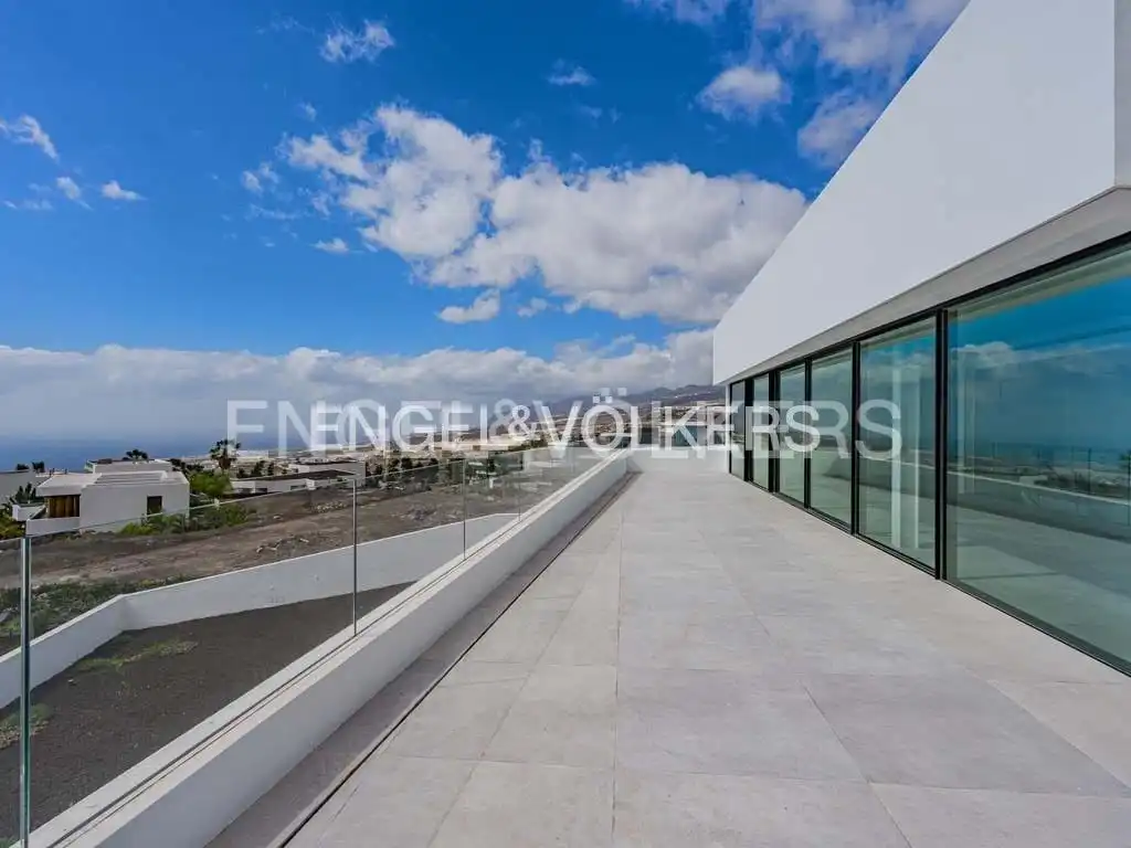 House with pool for sale in Abama