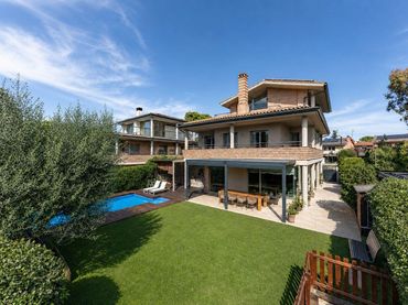 Villa avec balcon à vendre à Carrer Urals, Sant Cugat del Vallès, Spain