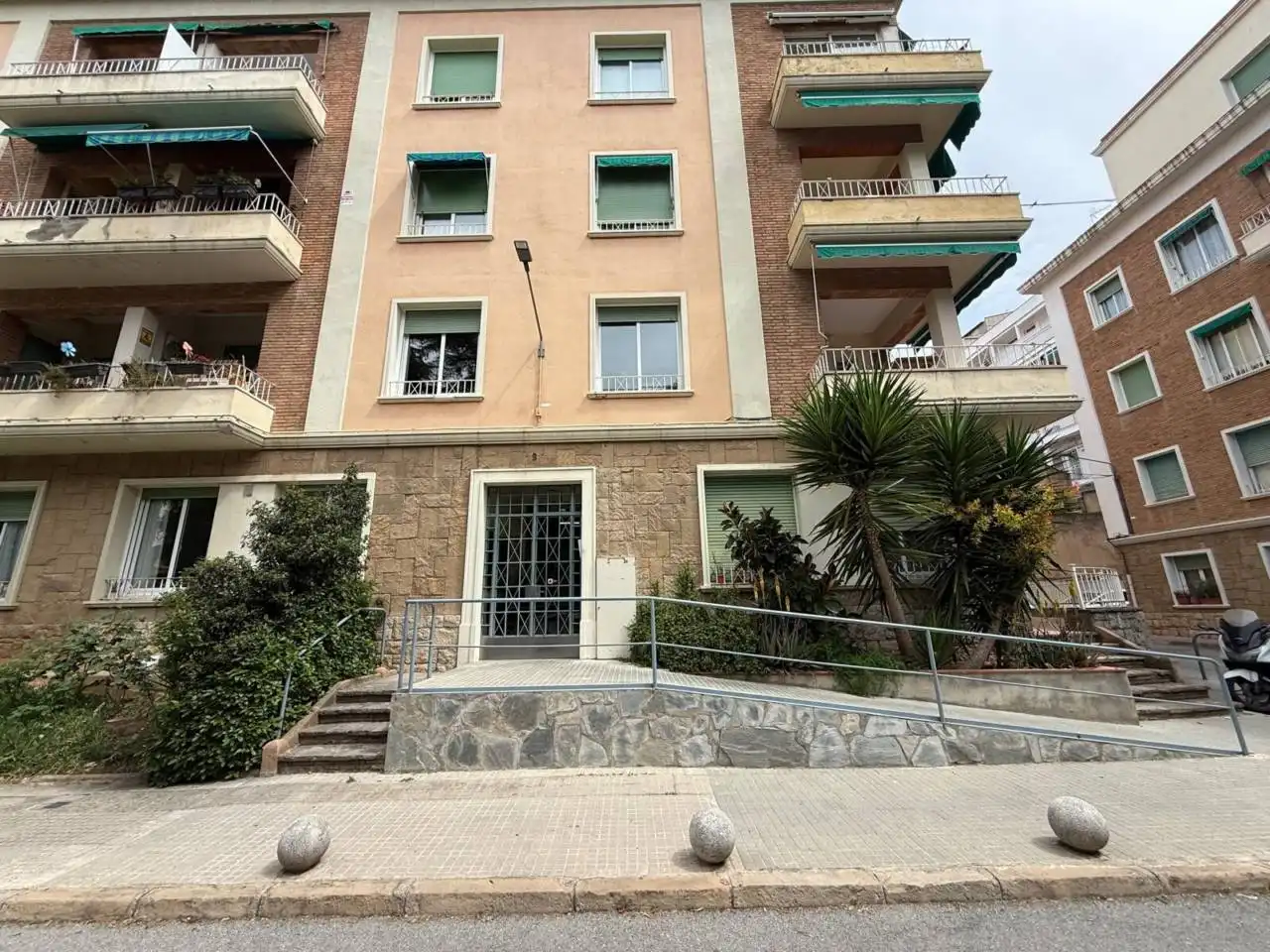 Außenansicht von Wohnung zum Verkauf in Terrassa mit Klimaanlage und Heizung