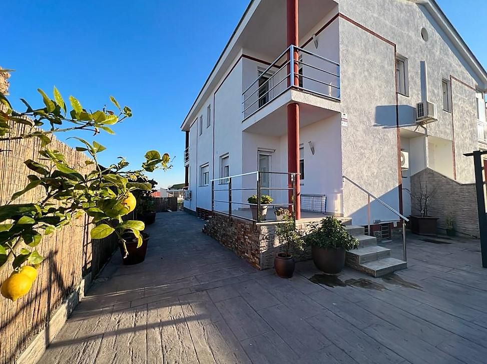 Vista exterior de Casa o xalet en venda en Puigdàlber amb Aire condicionat, Jardí privat i Terrassa