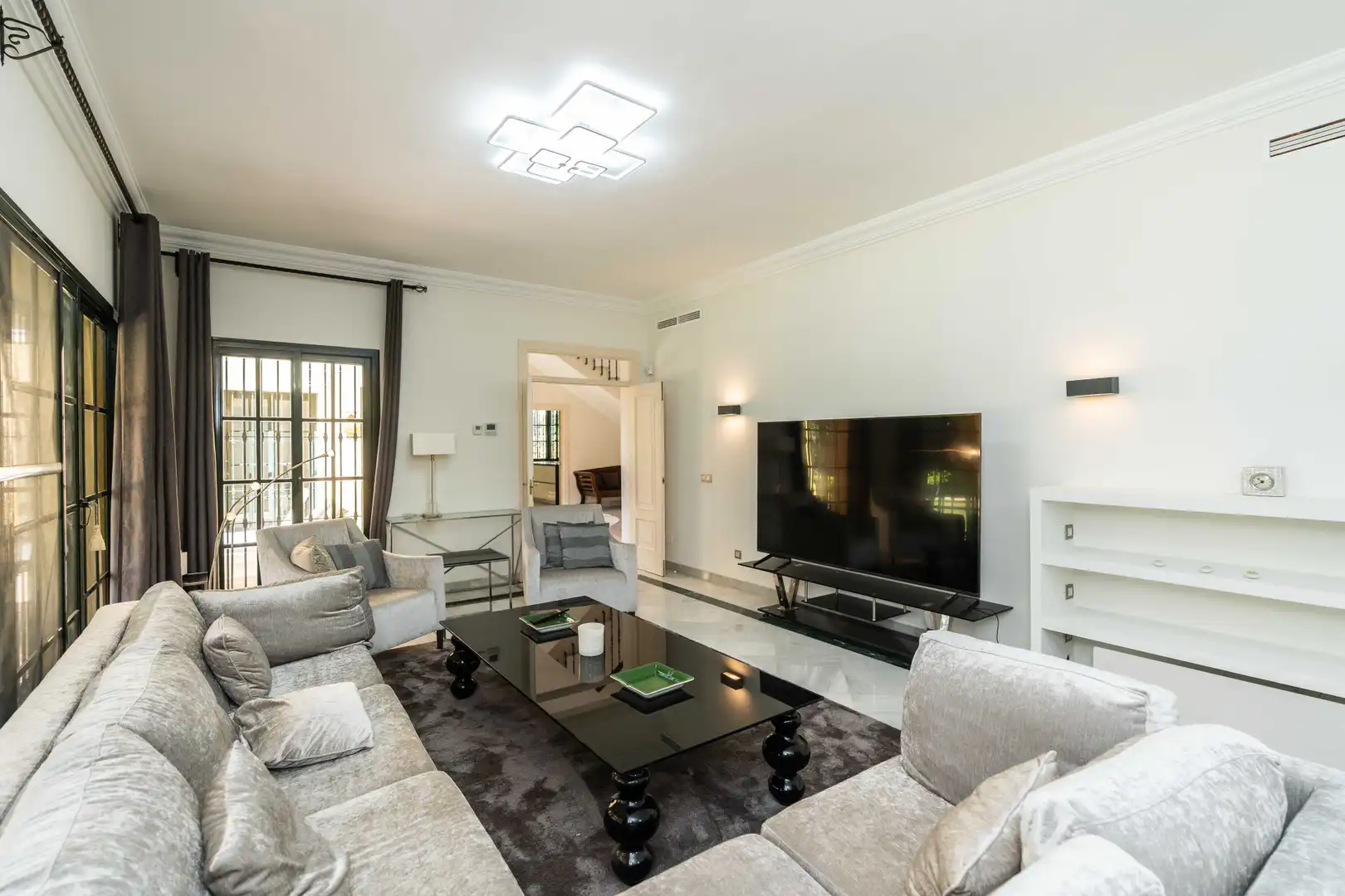 Sala d'estar de Casa o xalet en venda en Marbella amb Aire condicionat, Jardí privat i Terrassa