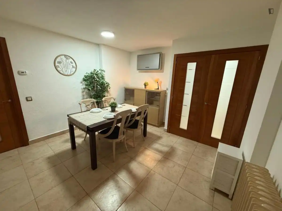 Menjador de Apartament per a compartir en Fuenlabrada amb Aire condicionat, Moblat i Forn