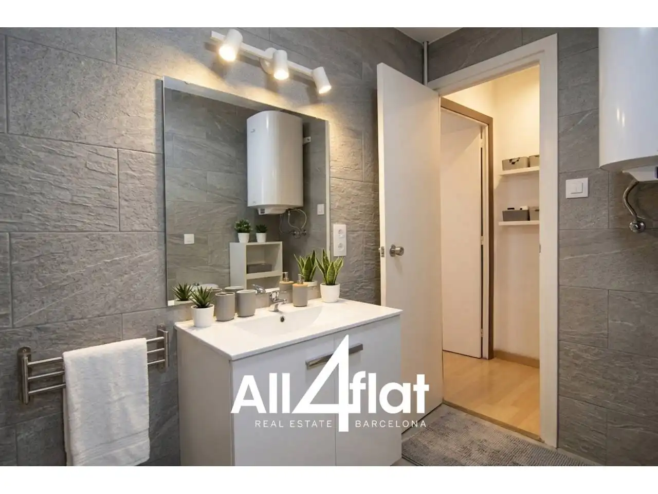 Badezimmer von Wohnung zur Miete in Barcelona mit Klimaanlage, Heizung und Parkett