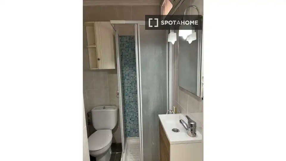 Bathroom of Flat for share in Valencia  with Air Conditioner, Heating and Terrace