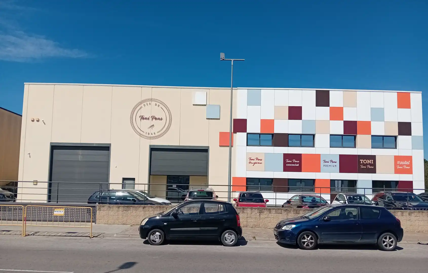 Vista exterior de Nave industrial de alquiler en Girona con Alarma