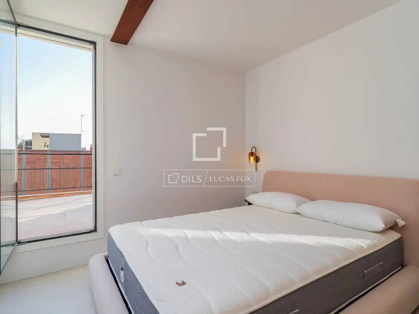 Dormitori de Àtic en venda en Barcelona amb Aire condicionat, Terrassa i Moblat