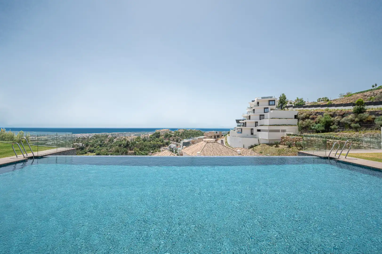 Apartment with pool for sale in Benahavís pueblo