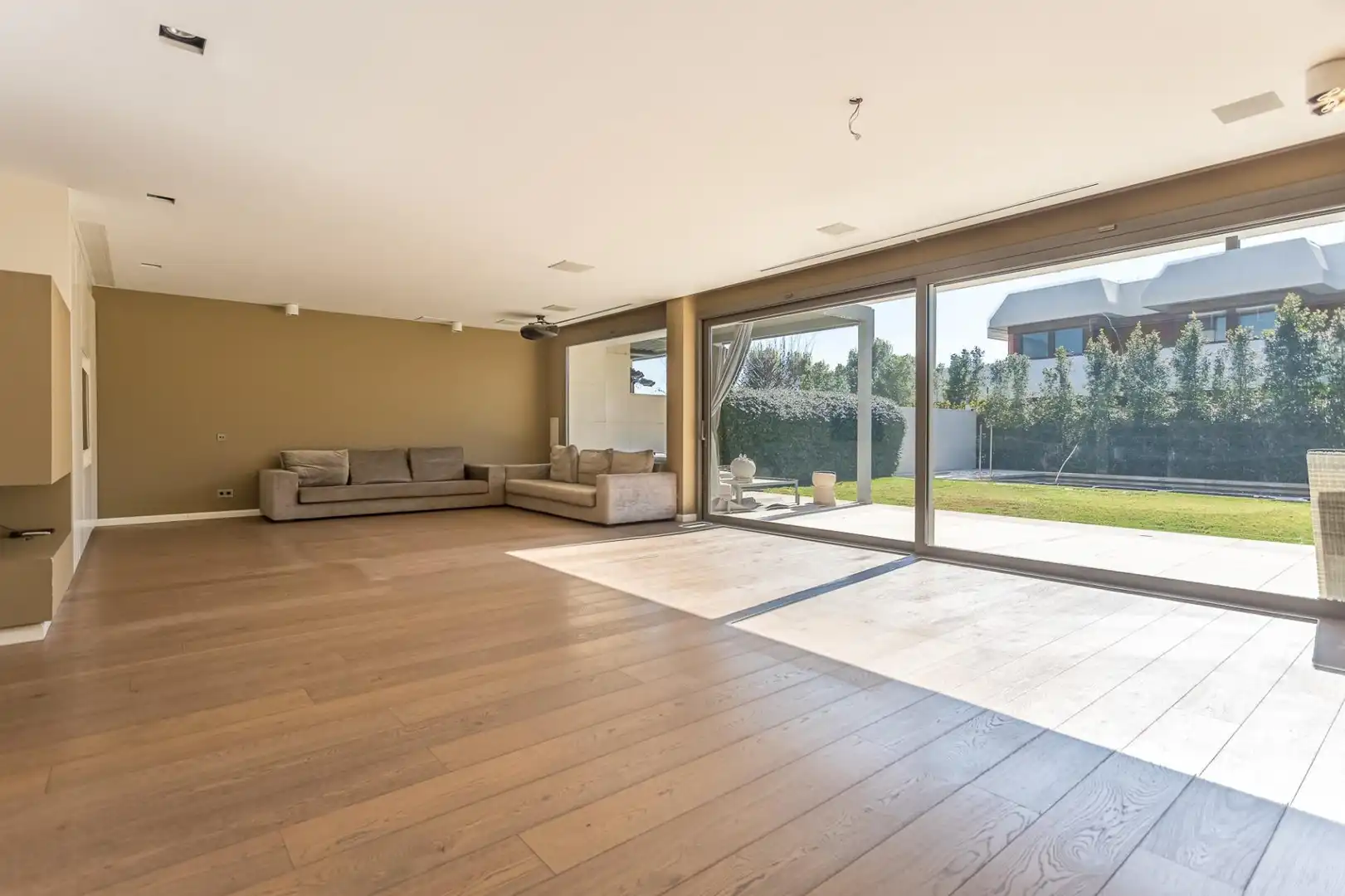 Sala d'estar de Casa adosada en venda en Esplugues de Llobregat amb Calefacció, Jardí privat i Terrassa
