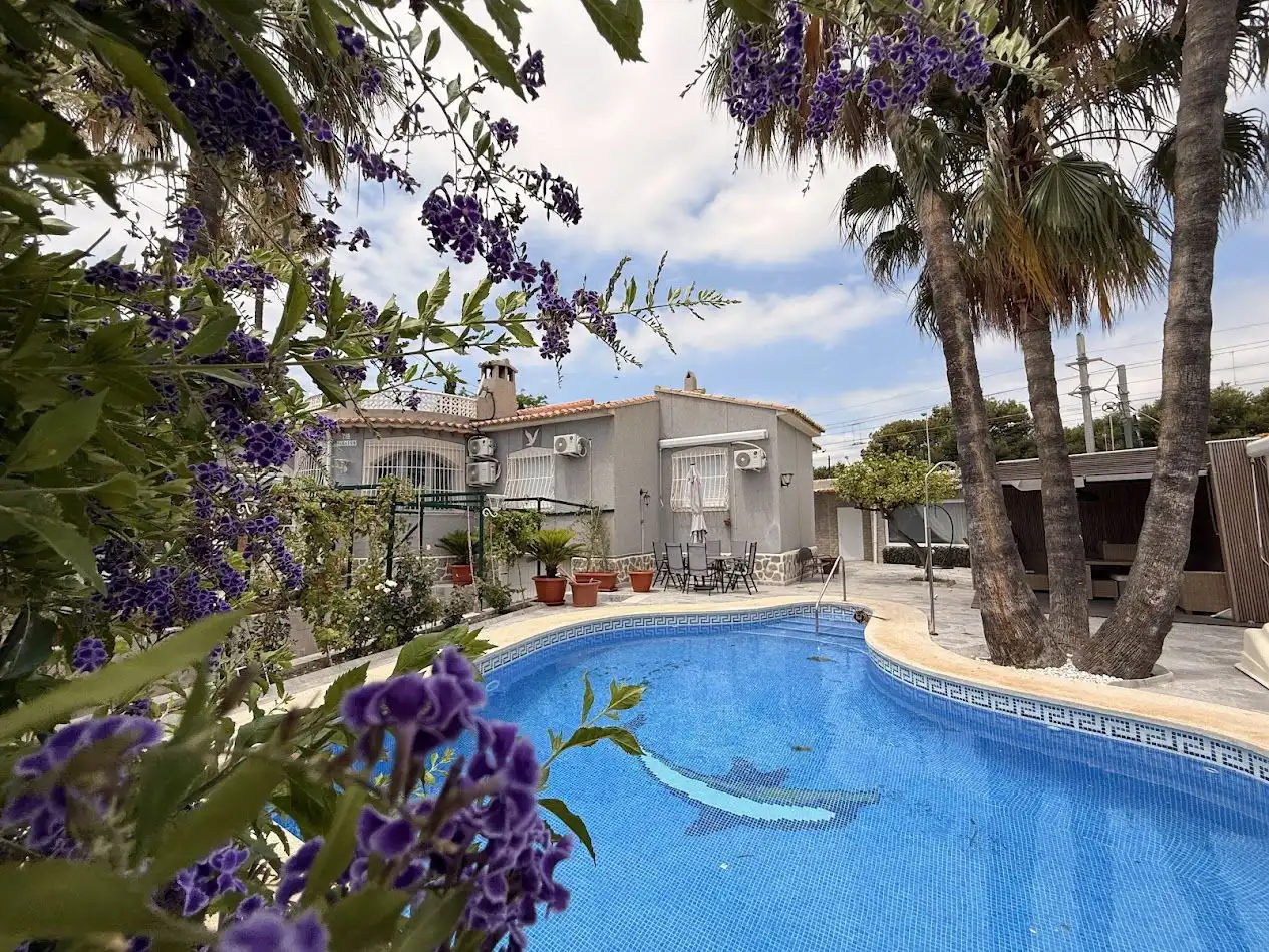 Vista exterior de Casa o xalet en venda en El Campello amb Aire condicionat, Calefacció i Jardí privat