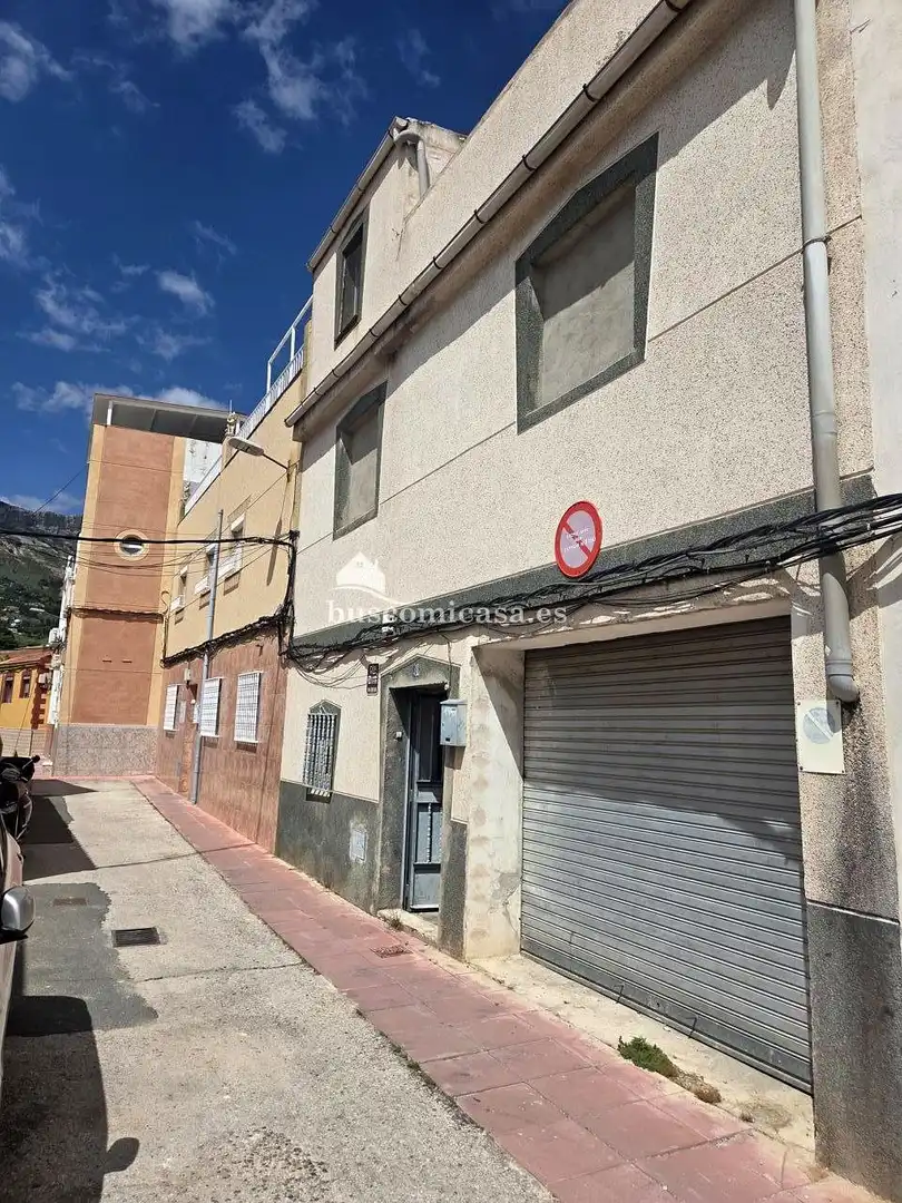 Vista exterior de Casa adosada en venda en Jaén amb Traster