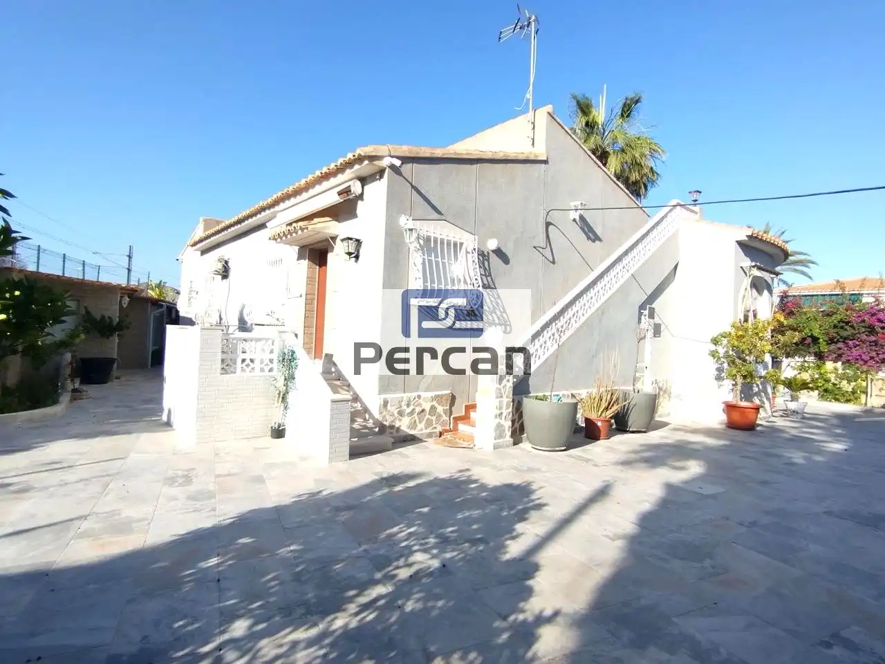 Vista exterior de Casa o xalet en venda en El Campello amb Aire condicionat, Jardí privat i Terrassa