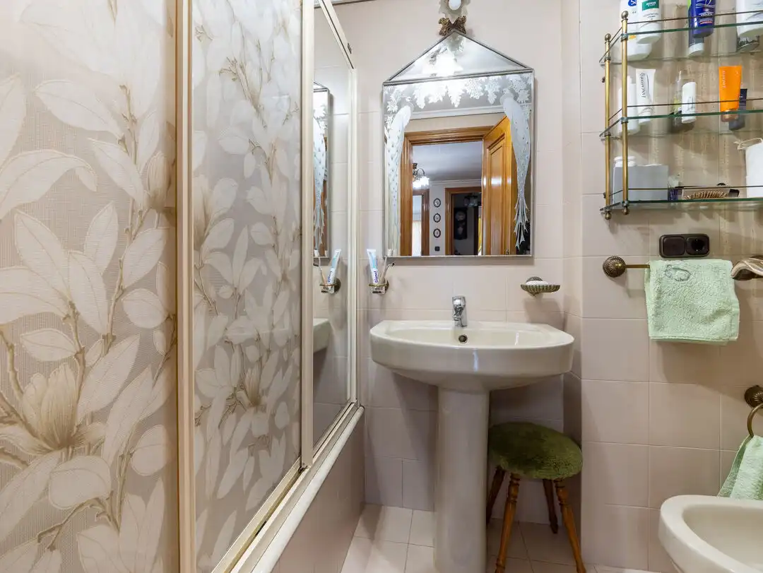 Badezimmer von Wohnung zum Verkauf in Zarautz mit Heizung, Privatgarten und Terrasse