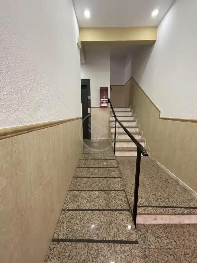 Wohnung zum Verkauf in Linares mit Klimaanlage, Terrasse und Möbliert