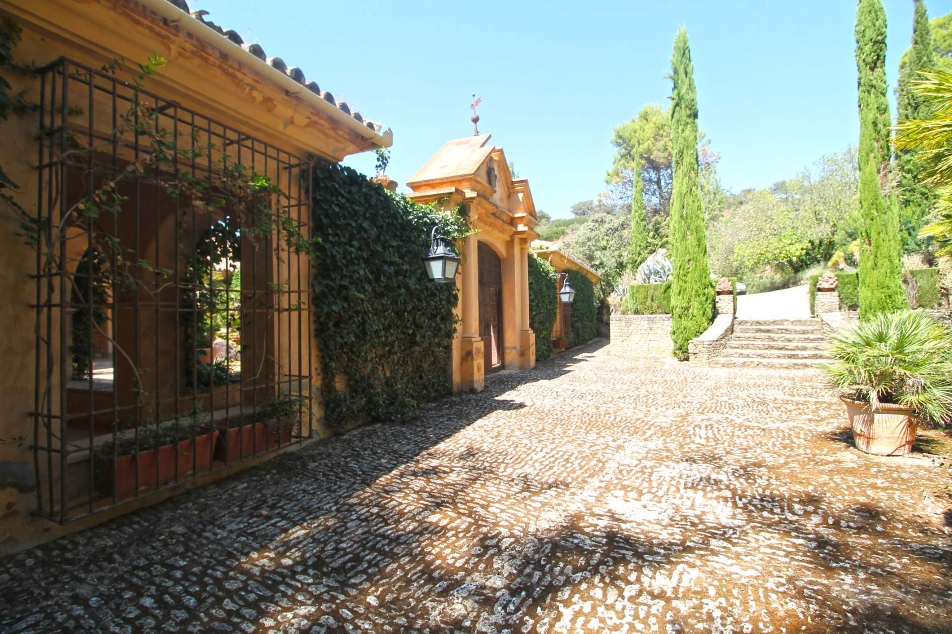 Vista exterior de Casa o xalet en venda en Ronda amb Jardí privat, Terrassa i Piscina