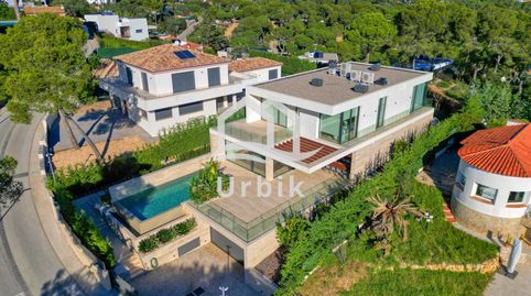 Casa  moderna con vistas espectaculares  al mar.