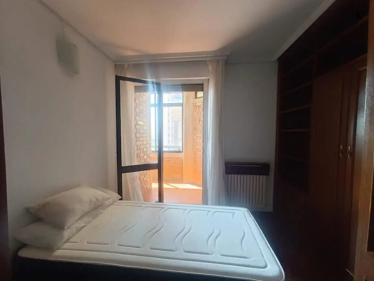 Dormitori de Apartament per a compartir en  Pamplona / Iruña amb Moblat, Forn i Rentadora