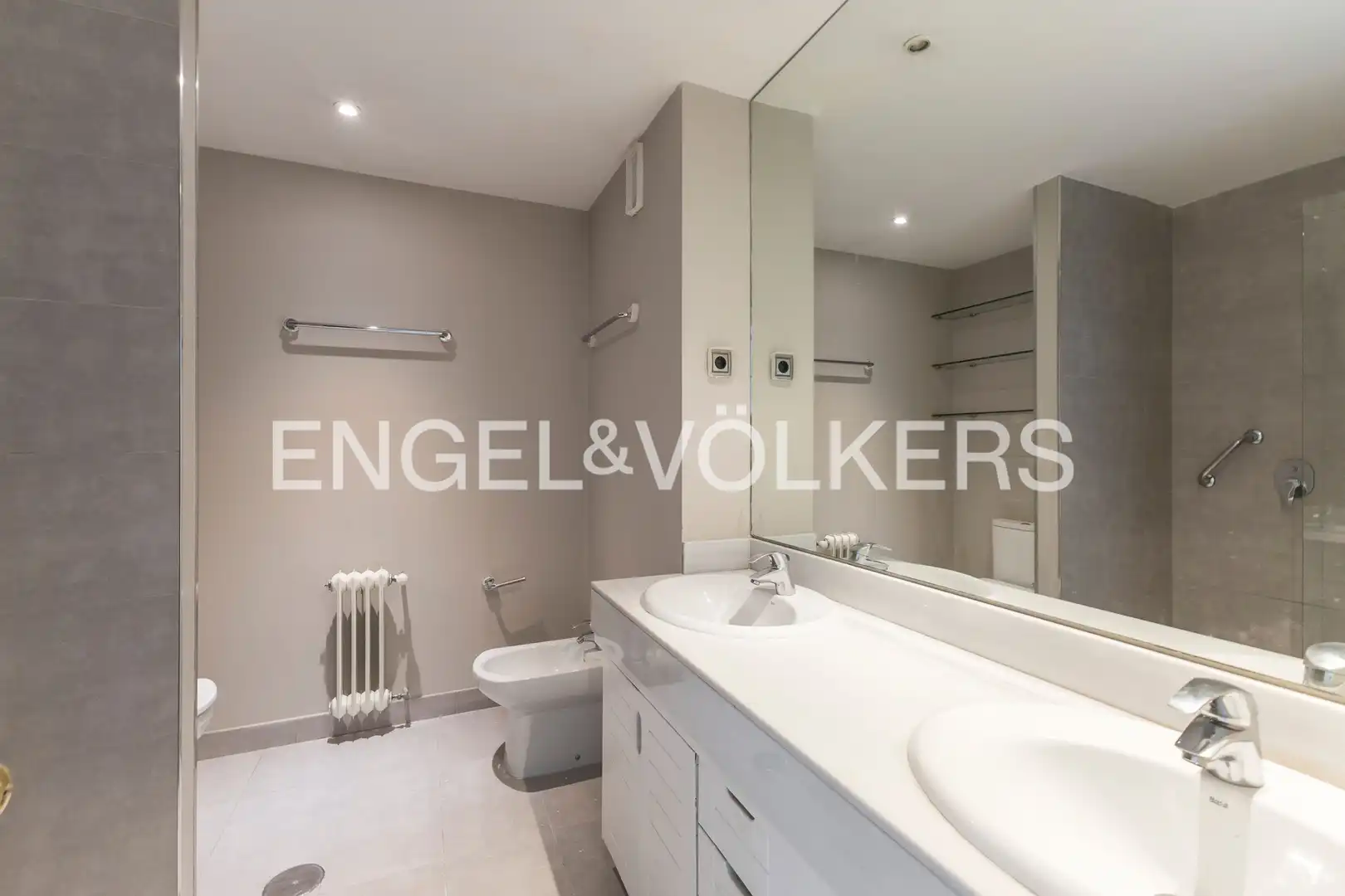 Badezimmer von Wohnung zur Miete in Madrid mit Klimaanlage, Heizung und Privatgarten