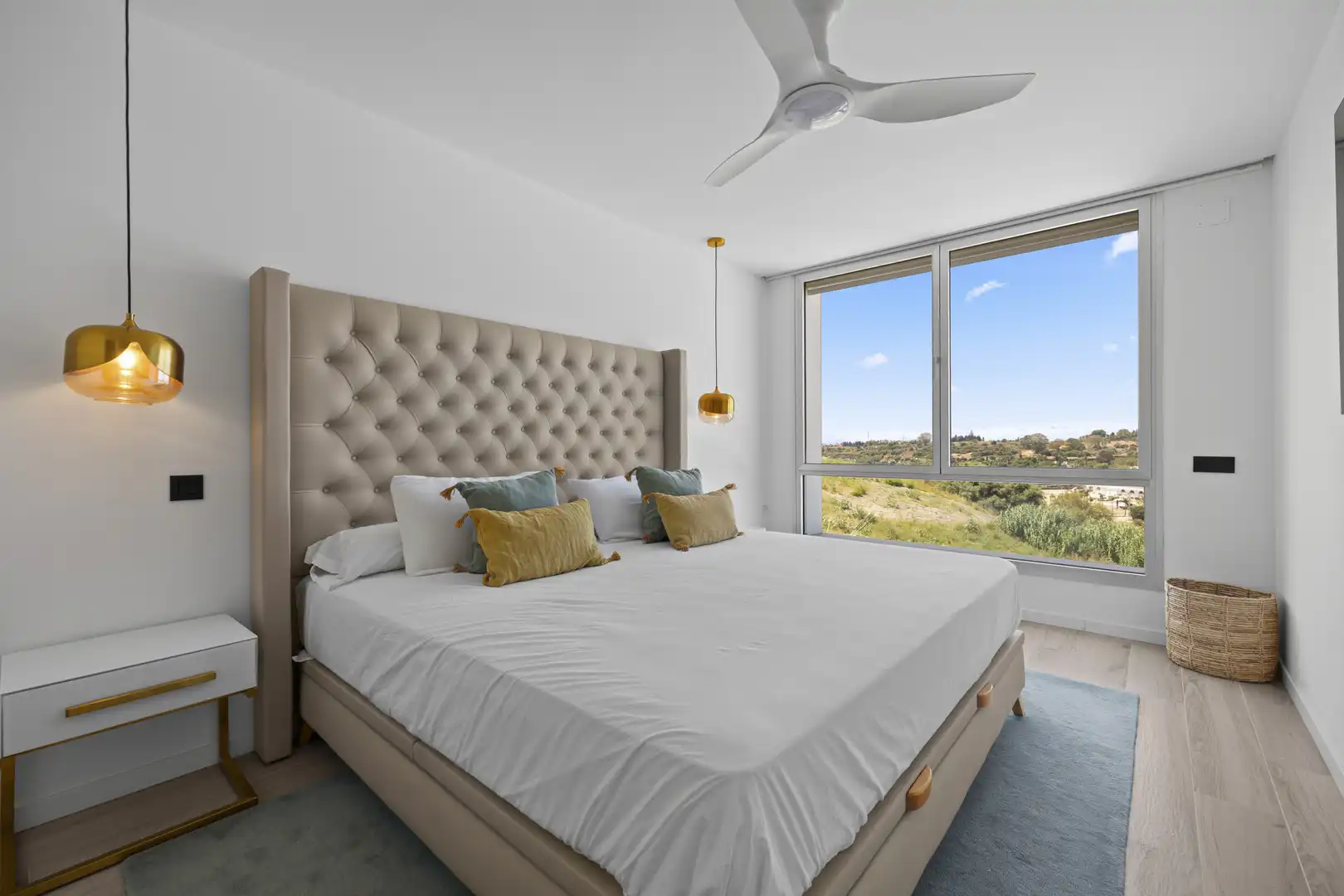 Schlafzimmer von Einfamilien-Reihenhaus zum Verkauf in Estepona mit Klimaanlage, Terrasse und Schwimmbad