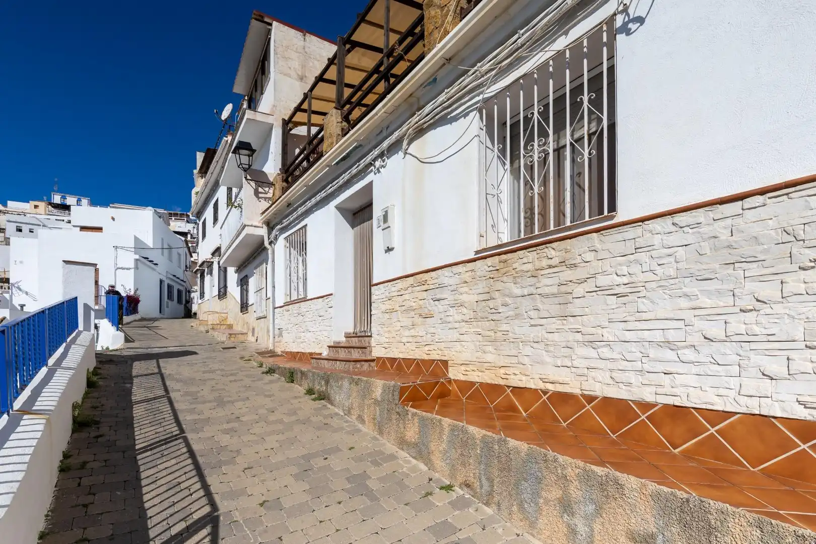 Außenansicht von Einfamilien-Reihenhaus zum Verkauf in Salobreña mit Klimaanlage, Heizung und Terrasse