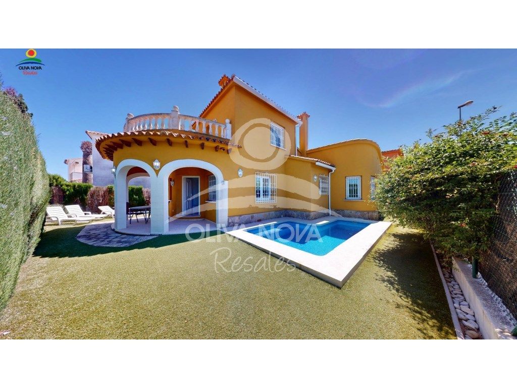 Vista exterior de Casa o xalet en venda en Oliva amb Jardí privat, Terrassa i Piscina